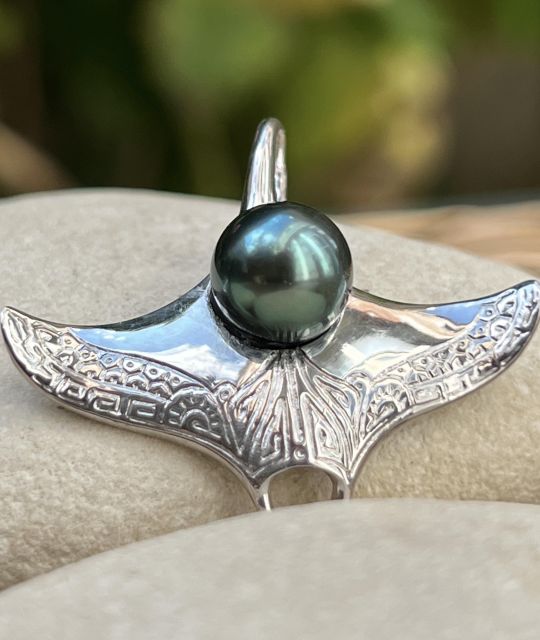 Wunderschöne echte Tahiti-Perle in Überseefarbe mit exzellentem Glanz an einem Manta-Rochen-Anhänger aus rhodiniertem Silber - zertifiziert und garantiert - kostenloser Versand