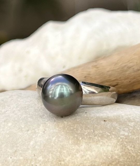 Bijou en perle de Tahiti aux reflets rares et lustre exceptionnel. Certificat d’authenticité et livraison sécurisée – Poemotu.
