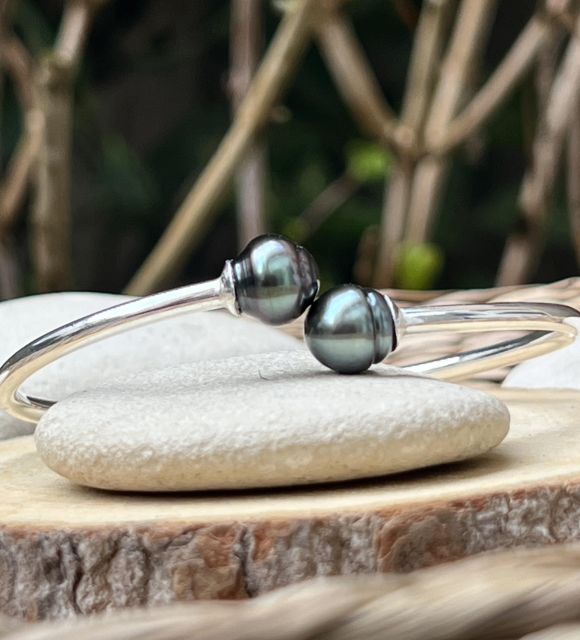 Deux perles, deux âmes, un seul éclat. L’une respire la douceur d’un matin sur l’océan. L’autre reflète les lumières du lagon.