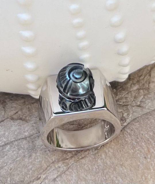 Bijou en perle de Tahiti aux reflets rares et lustre exceptionnel. Certificat d’authenticité et livraison sécurisée – Poemotu.