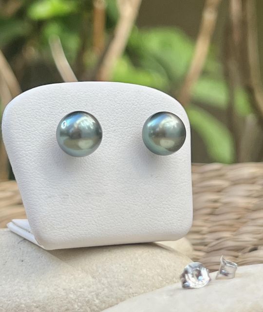 Zwei Tahiti-Perlen in einem seltenen und leuchtenden Lindgrün. Ihr ausgezeichneter Glanz fängt das Licht ein wie ein Sonnenstrahl auf der Lagune.