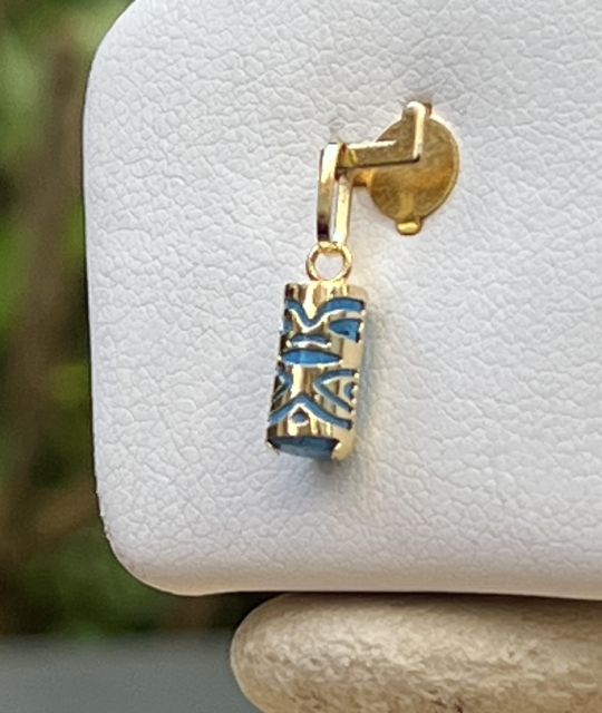 Symbole d’amour et de protection, 8,5 mm (1,5 cm avec bélière), or 0,20 g. Un bijou rare pour porter le mana discrètement.