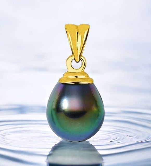 une force magnétique émerge de ce pendentif en or perle de Tahiti, une ligne robuste et une perle de Tahiti goutte, forme la plus prisée dans la perle de Tahiti