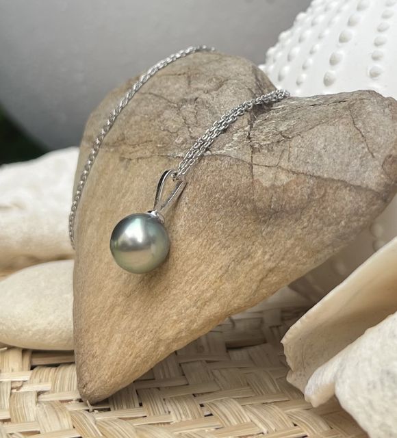 La nuance bleu aubergine de cette perle de Tahiti d'un éclat intense est un vibrant hommage à la nacre perlière qui l'a produite. Son diamètre de 10,78mm la classe dans nos perles XXL.