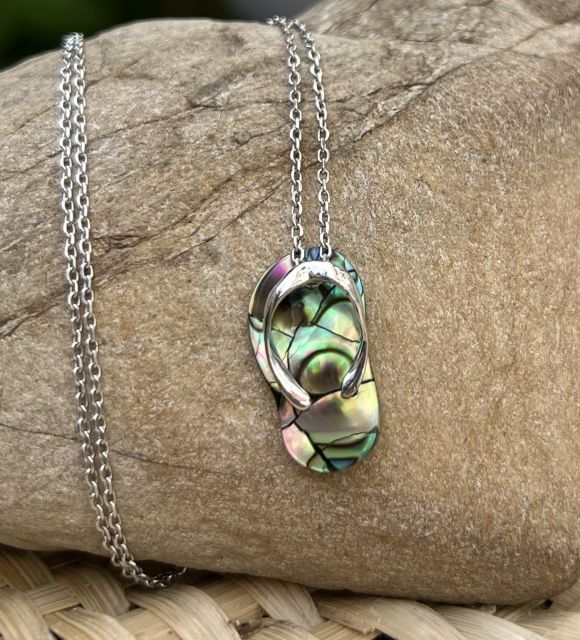 Mélange élégant de tradition et d'exotisme, capturant l'essence de la culture maritime, le pendentif savate affiche votre amour des îles - livraison gratuite