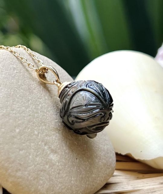 Bijou en perle de Tahiti aux reflets rares et lustre exceptionnel. Certificat d’authenticité et livraison sécurisée – Poemotu.