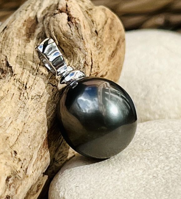 Bijou en perle de Tahiti aux reflets rares et lustre exceptionnel. Certificat d’authenticité et livraison sécurisée – Poemotu.