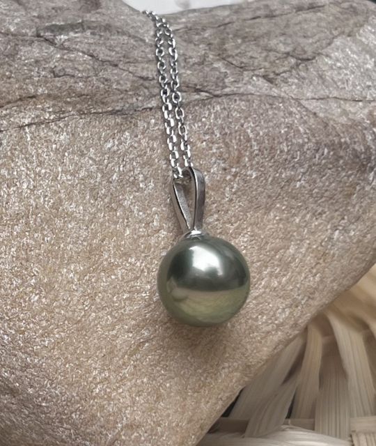 Der intensive Glanz dieser Tahiti-Perle in der Pfauen-Nuance ist eine Hommage an die Perlmutt, die sie hervorgebracht hat. In unserer Werkstatt in Loire-Atlantique gefasst.