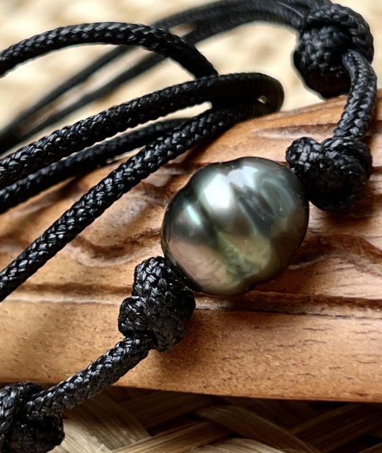 Bijou en perle de Tahiti aux reflets rares et lustre exceptionnel. Certificat d’authenticité et livraison sécurisée – Poemotu.