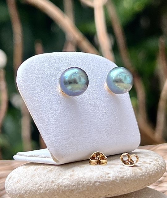 Zwei Tahiti-Perlen fangen die Intensität der Meeres­tiefen in einem lebendigen und tiefen Blau ein.