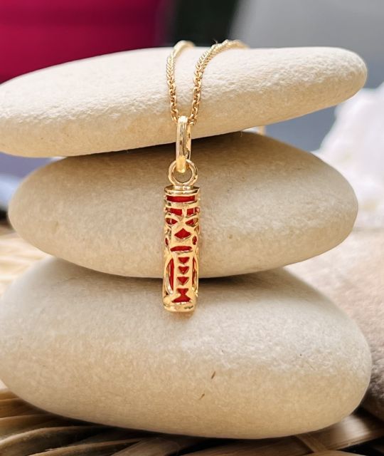 Symbole de la tendresse et de la sagesse polynésiennes : pendentif plaqué or et résine corail en forme de Tiki Tahitien