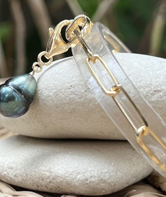 Elegant und raffiniert, kombiniert dieses Damenarmband aus vergoldetem 925er Silber einen funkelnden Zirkonstäbchen mit einer 9,76 mm großen Tahiti-Perle, die als Anhänger baumelt.