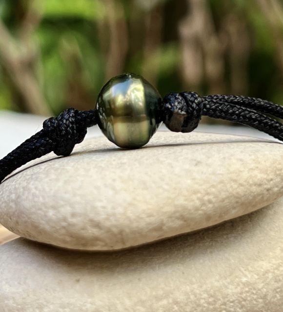 Bijou en perle de Tahiti aux reflets rares et lustre exceptionnel. Certificat d’authenticité et livraison sécurisée – Poemotu.
