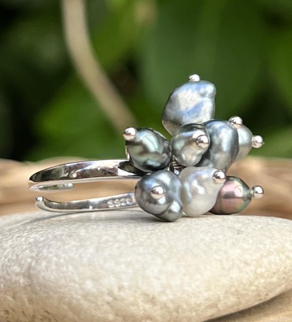 Bague en argent rhodié ornée de 11 keshis de Tahiti naturels. Perles rares blanc, gris, vert lagon et aubergine. Pièce unique Poemotu.
