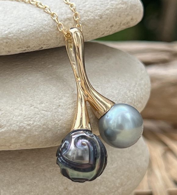 Découvrez une magnifique perle de Tahiti bleu lagon accompagnée d'une perle gravée peacock sur un pendentif toi et moi - livraison sécurisée gratuite