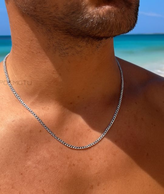 Chaîne pour homme en argent 925 rhodié, au design classique et intemporel. Sa maille gourmette plate de 2,35 mm de large allie robustesse et élégance.