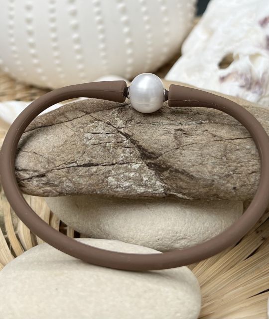 Bijou en perle de Tahiti aux reflets rares et lustre exceptionnel. Certificat d’authenticité et livraison sécurisée – Poemotu.