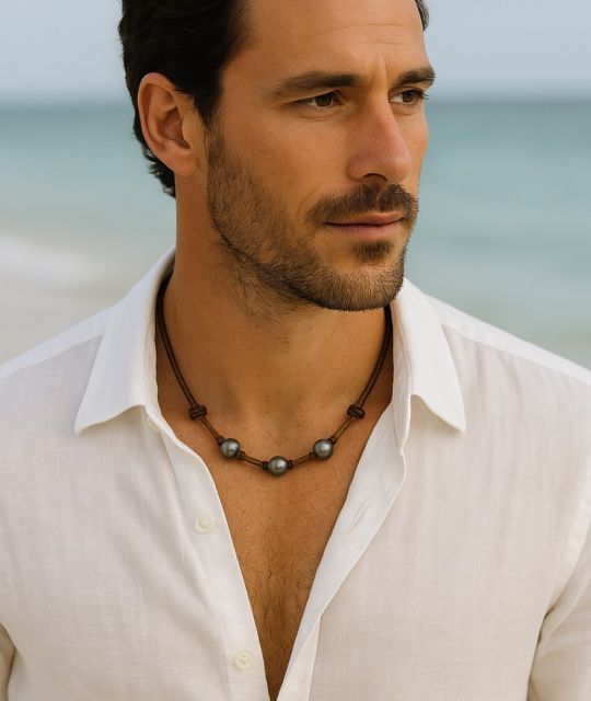 Es gibt Objekte, die man nicht zufällig wählt. Die Tāne-Halskette gehört dazu. Ein Schmuckstück, das für den freien Mann gedacht ist, der mit Blick auf den Horizont geht.