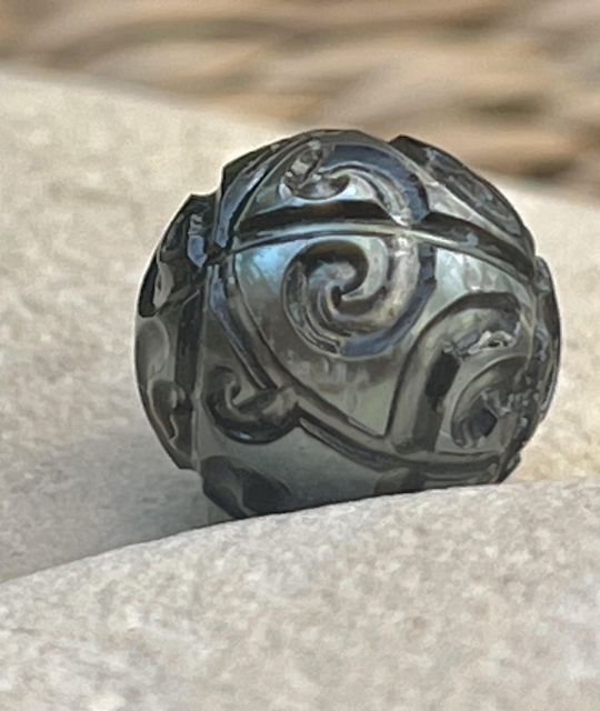 Bijou en perle de Tahiti aux reflets rares et lustre exceptionnel. Certificat d’authenticité et livraison sécurisée – Poemotu.