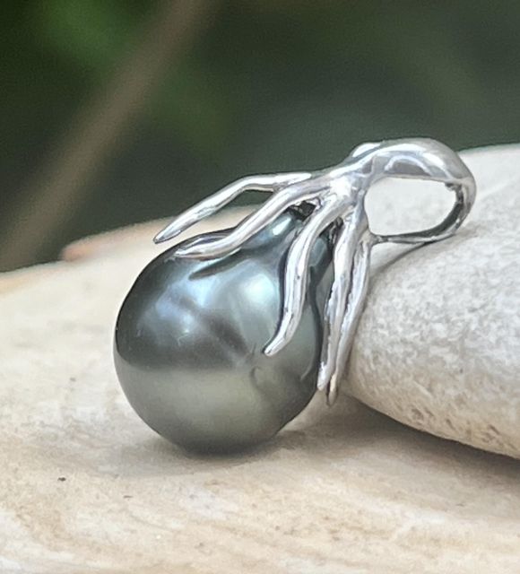 Joya en perla de Tahití con reflejos raros y brillo excepcional. Certificado de autenticidad y entrega segura – Poemotu.