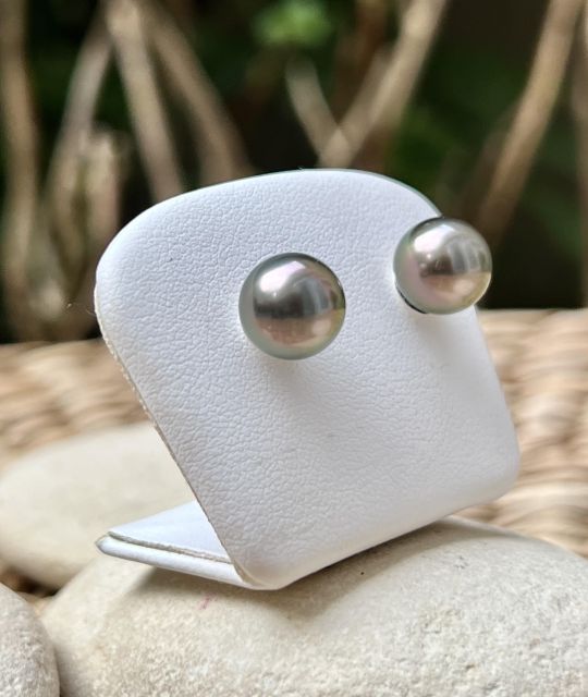 Paar Ohrstecker aus rhodiniertem 925er Silber, verziert mit runden Tahiti Zuchtperlen im Pfauenauge-Farbton (9,22 mm, Qualität AAA). Hervorragender Glanz, mit grünen und rosa Schimmer.