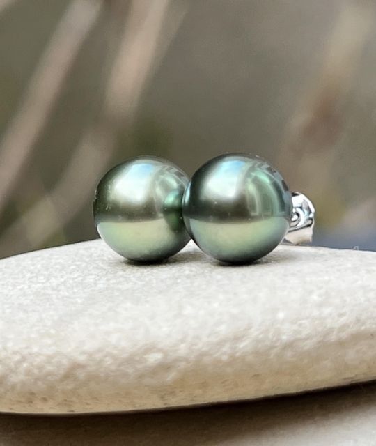 Ihre perfekte Rundheit und ihr tiefer Glanz bieten ein elegantes und strahlendes Erscheinungsbild, das die natürliche Schönheit der tahitianischen Perlen zur Geltung bringt - sicherer Versand.