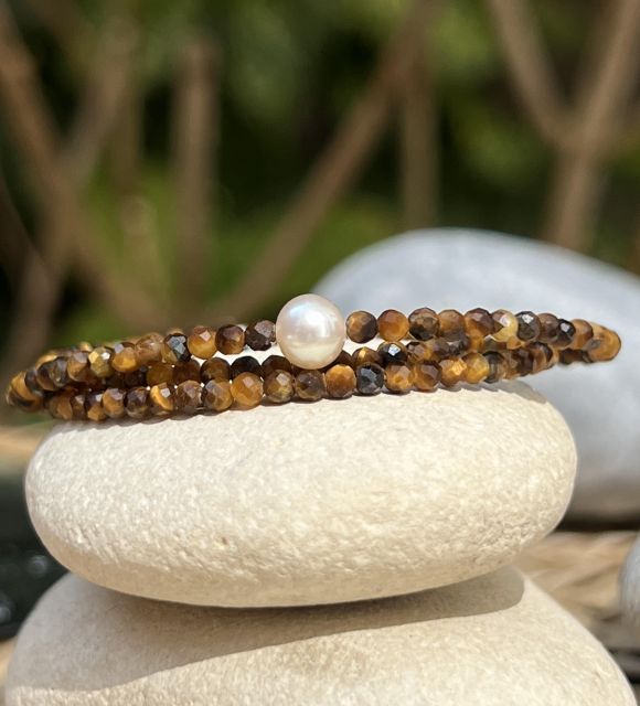 Découvrez les bienfaits de porter un collier en oeil de tigre et perle de culture d'eau douce - monté dans notre atelier de Nantes - livraison sécure gratuite