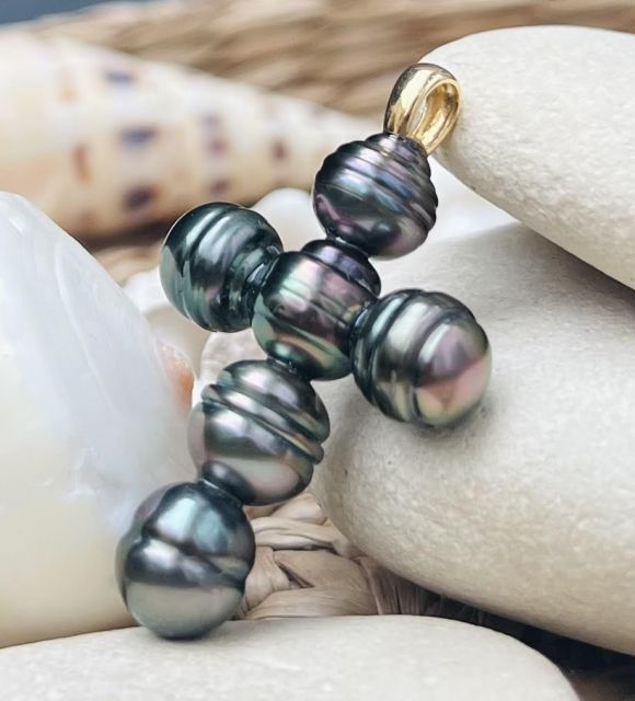 Découvrez la croix en pendentif réalisée en perles de Tahiti - certifiée et garanti - livraison sécurisée gratuite