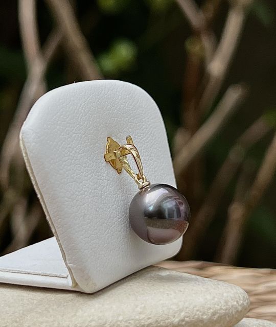 Ihre prächtige auberginefarbene Nuance enthüllt tiefe und raffinierte Reflexionen, die durch einen strahlenden Glanz hervorgehoben werden.