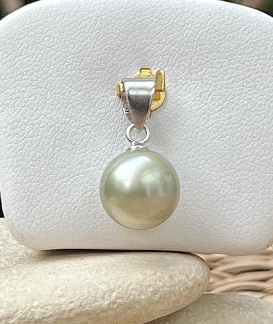 Bijou en perle de Tahiti aux reflets rares et lustre exceptionnel. Certificat d’authenticité et livraison sécurisée – Poemotu.