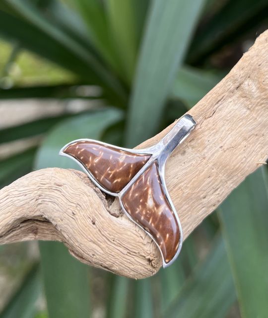 Rejoignez Poemotu dans sa démarche de bijou éthique et eco-responsable - valorisation de l'enveloppe de la noix de coco - un bijou à l'âme tahitienne!
