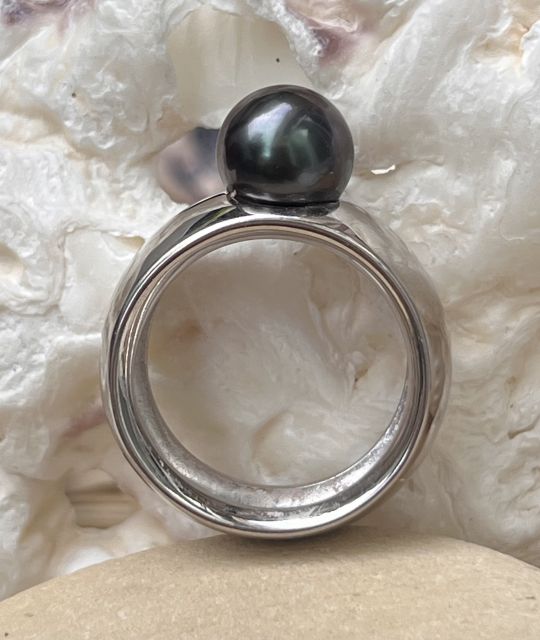 Entdecken Sie diesen einzigartigen Ring: Echte schwarze Tahiti-Perle auf breitem, gewölbtem Ring aus rhodiniertem Silber - GIA-Zertifikat - kostenlose und sichere Lieferung