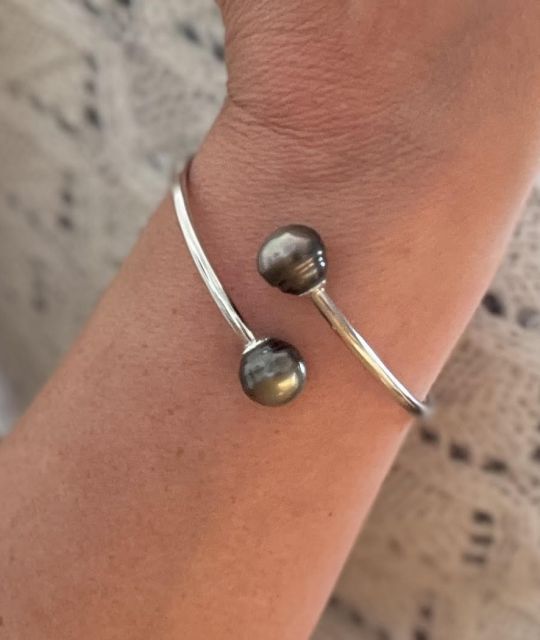 Zeugnis einer tiefen Liebe, das Toi et Moi Armband mit Tahiti-Perlen wird die Augen zum Leuchten bringen und das Handgelenk zum Funkeln - Gambier-Perlen