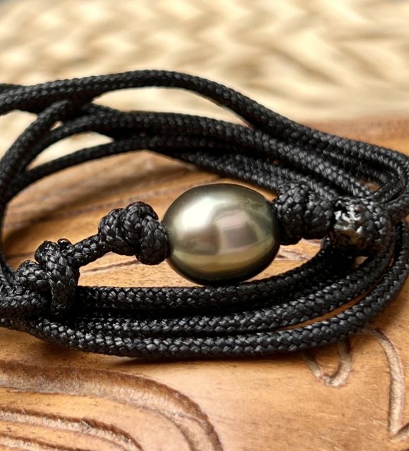 Brillante perla de Tahití en resistente collar negro para hombre - montado en nuestro taller de Loira-Atlántico - certificado y garantizado - entrega gratuita y segura
