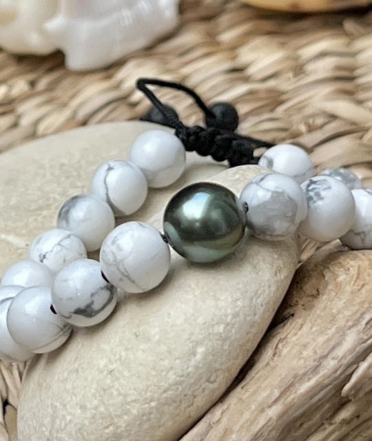 Finden Sie Ihr Wohlbefinden wieder und balancieren Sie Ihre Energien mit diesem einzigartigen Armband aus natürlichen Steinen und Tahiti-Perle für eine Stresslinderung!