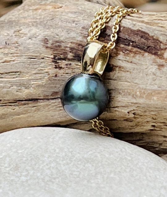 Bijou en perle de Tahiti aux reflets rares et lustre exceptionnel. Certificat d’authenticité et livraison sécurisée – Poemotu.