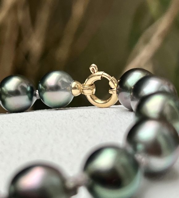 صف من اللآلئ المستزرعة من تاهيتي بتدرجات الطاووس، بشكل قطرة، بأقطار تتراوح من 9.85 ملم إلى 10.60 ملم، بجودة AAA، بلمعان ممتاز وألوان استثنائية بتدرجات الأزرق، الأخضر الفستقي، الباذنجاني أو الوردي.