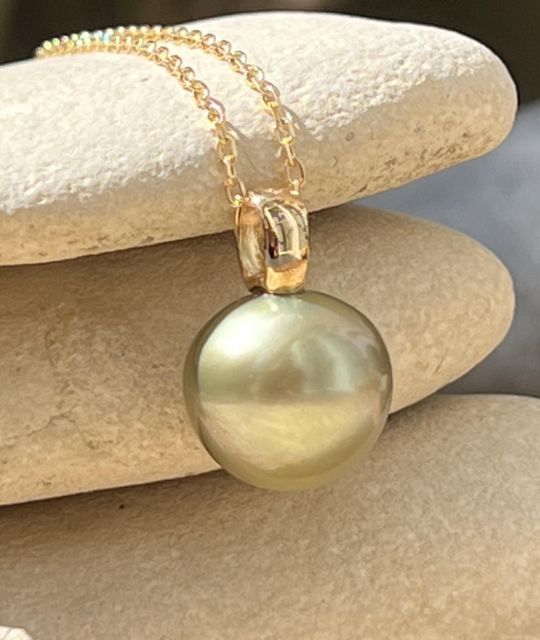 Bijou en perle de Tahiti aux reflets rares et lustre exceptionnel. Certificat d’authenticité et livraison sécurisée – Poemotu.