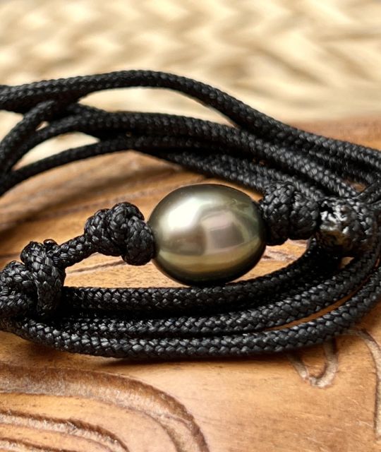 Strahlende Tahiti-Perle auf robustem schwarzem Herren-Collier - in unserer Werkstatt in Loire-Atlantique gefertigt - zertifiziert und garantiert - kostenlose, sichere Lieferung