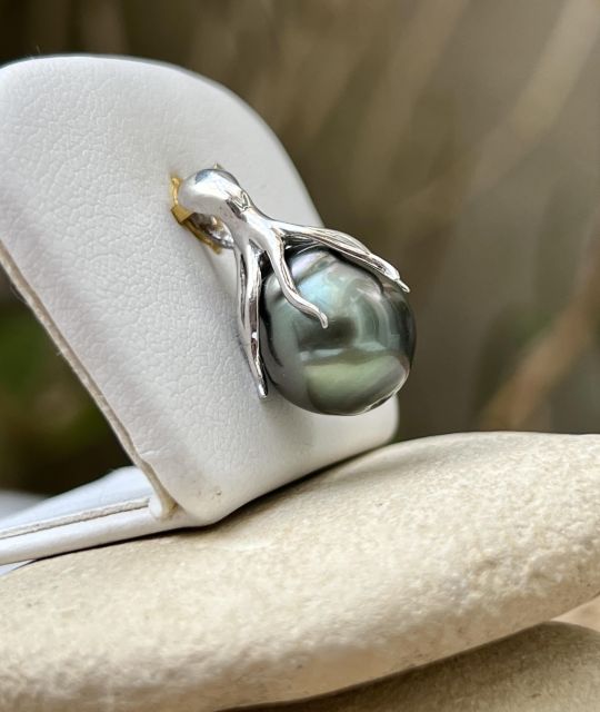Bijou en perle de Tahiti aux reflets rares et lustre exceptionnel. Certificat d’authenticité et livraison sécurisée – Poemotu.
