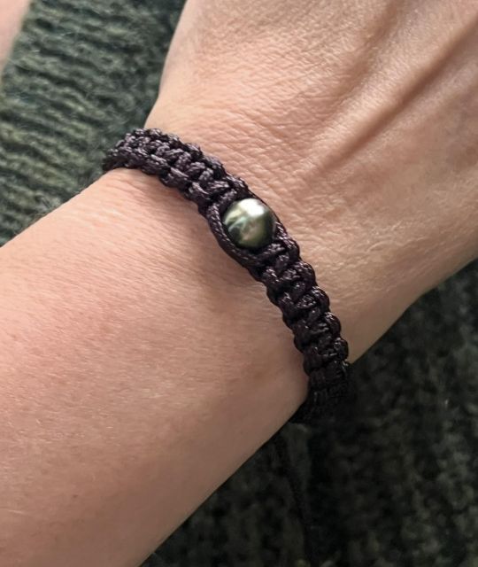 Bijou en perle de Tahiti aux reflets rares et lustre exceptionnel. Certificat d’authenticité et livraison sécurisée – Poemotu.