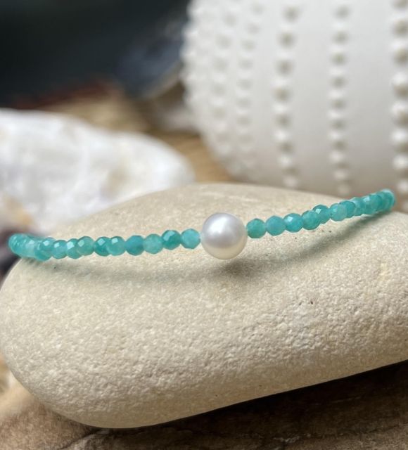 L'amazonite encourage la communication sincère et facilite l'expression personnelle en dissipant les énergies négatives et les blocages au sein du chakra