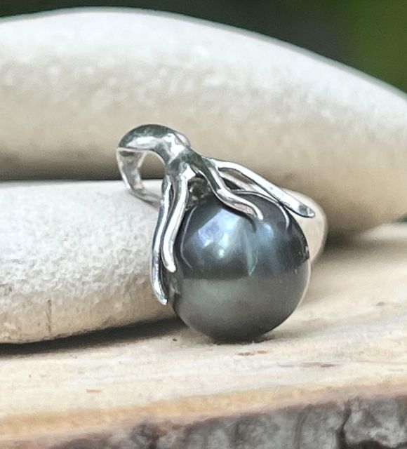 Bijou en perle de Tahiti aux reflets rares et lustre exceptionnel. Certificat d’authenticité et livraison sécurisée – Poemotu.