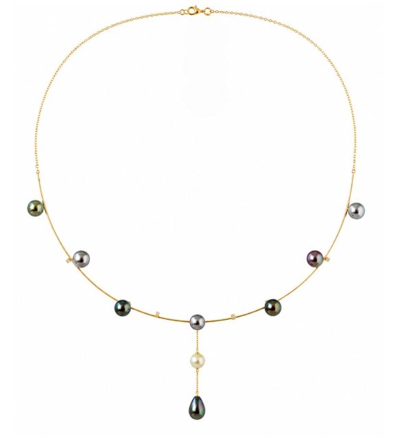 Discover Matariki, an exceptional choker necklace in 18-carat yellow gold, set with diamonds and enhanced by round Tahitian pearls with natural hues. An exceptional creation by Poemotu.