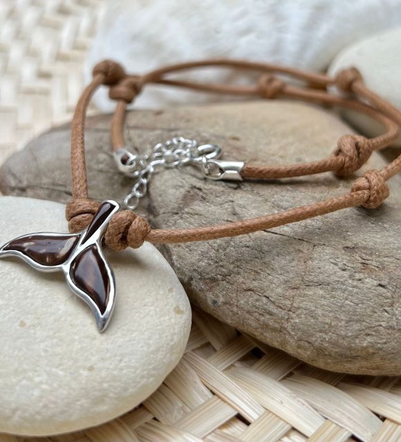 Célébrez la nature - authentique copra sublimée en pendentif queue de dauphin - création exclusive Poemotu - Collier Coton marron - Valorisons ensemble les ressources marines