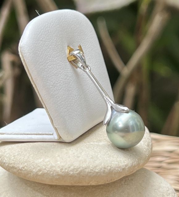 Un bijou de Tahiti rare, où l’argent 925/1000 dessine la tige et les pétales d’une fleur, sertissant une perle de Tahiti baroque de 10,80 mm