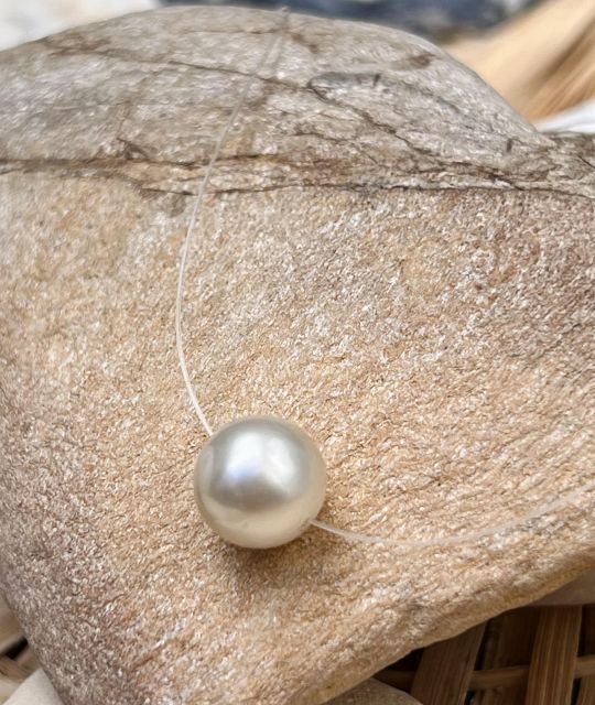 Unglaubliche weiße Farbe für diese echte Tahiti-Zuchtperle, die auf einem transparenten Kabel montiert ist - GIA-Zertifikat - kostenloser Versand