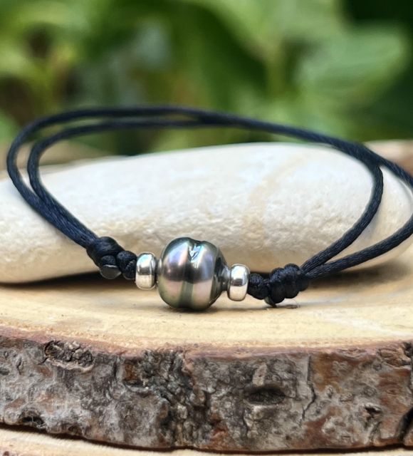 Adoptez cet adorable bracelet satin et sa véritable perle de culture de Tahiti de couleur peacock au très beau lustre - certificat GIA - livraison gratuite