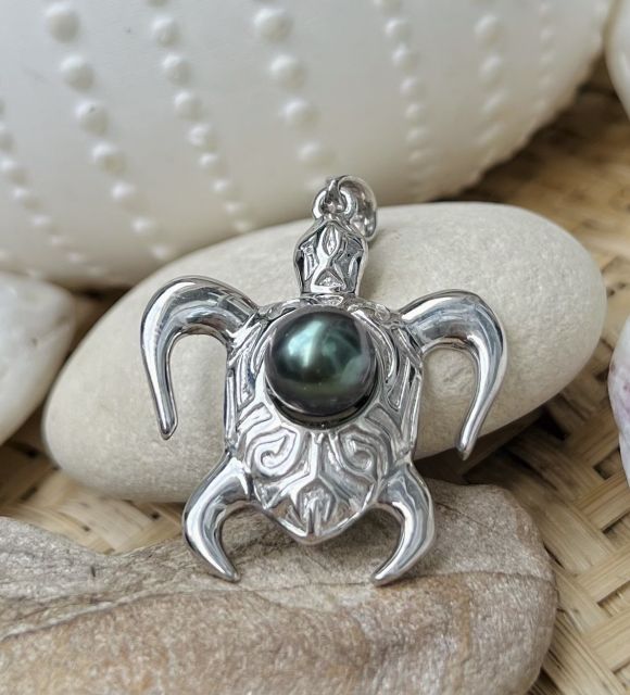 Découvrez une vraie pépite de la perle de culture de Tahiti, la perle de couleur intense honore la célèbre tortue symbole de la Polynésie - livraison gratuite