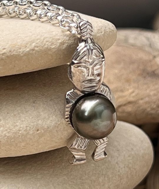 Bijou en perle de Tahiti aux reflets rares et lustre exceptionnel. Certificat d’authenticité et livraison sécurisée – Poemotu.
